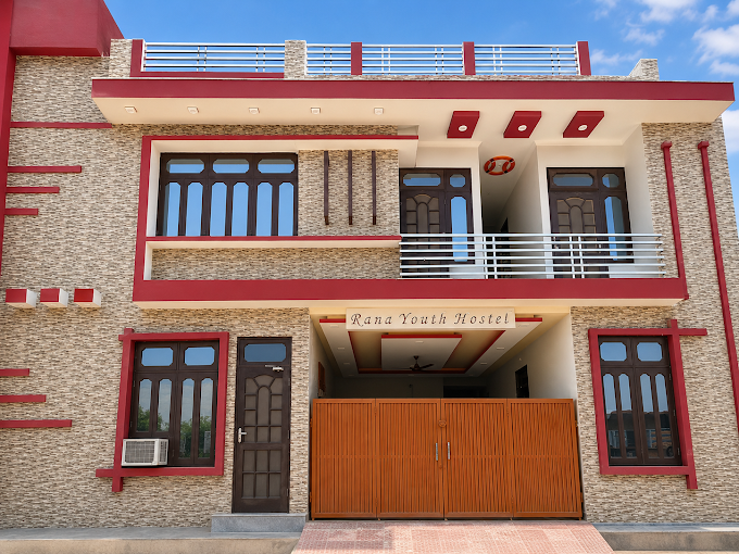 Exterior view of Rana Youth Boys Hostel in Lucknow near BBAU