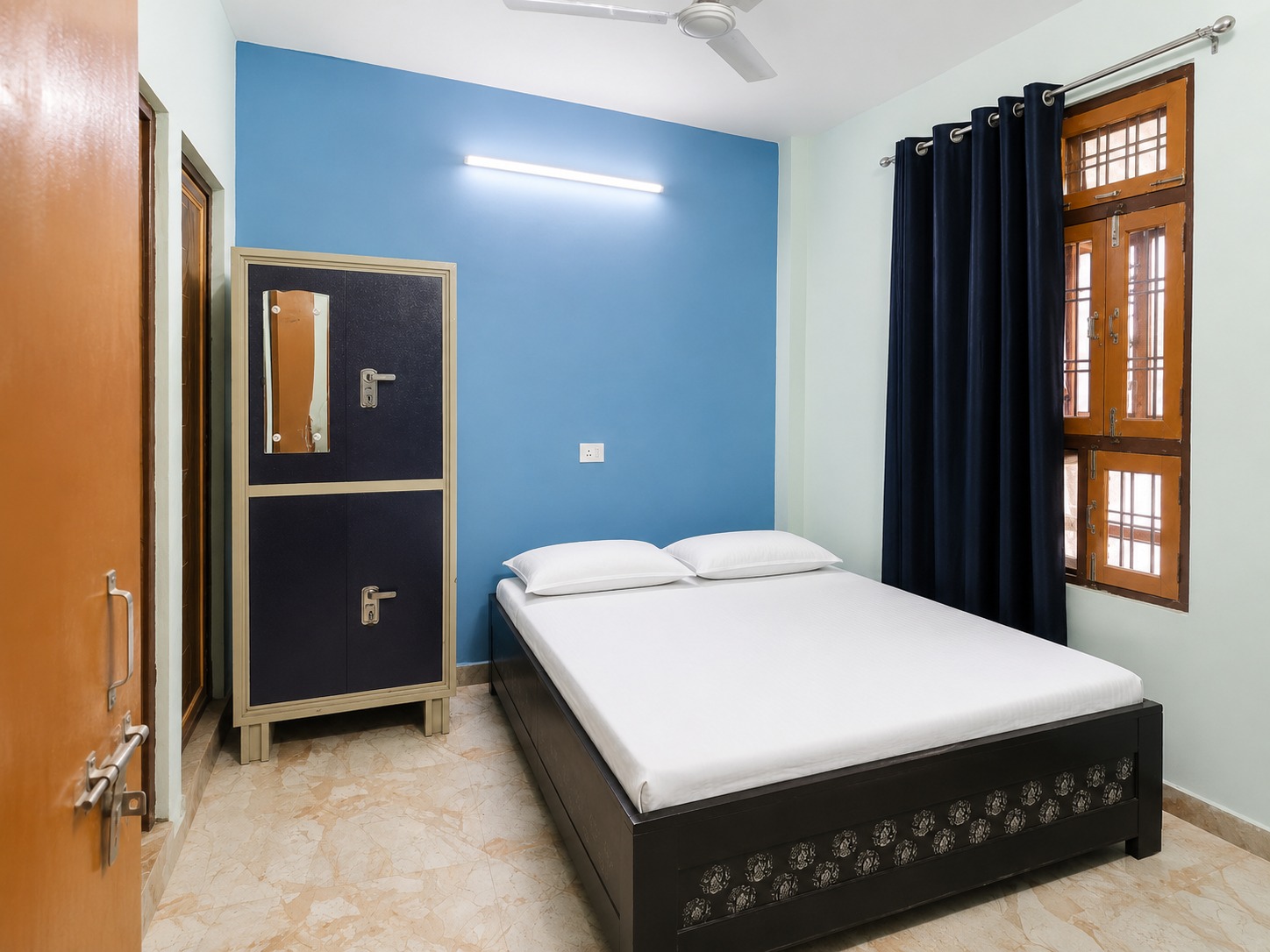 AC sharing room at Rana Youth Boys Hostel in Lucknow