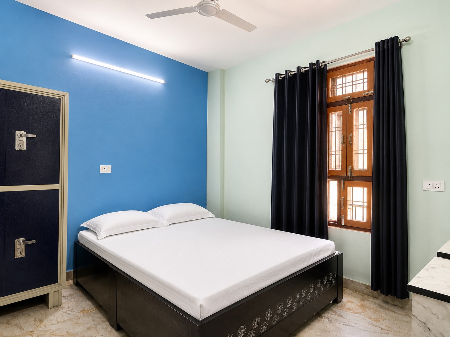 Private non-AC room at boys hostel in Lucknow